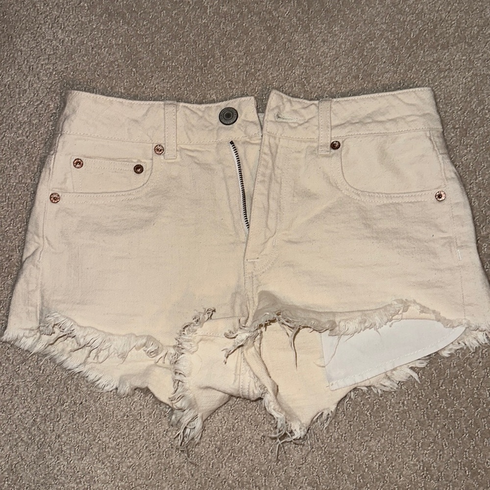 American eagle cream denim shorts. Stars and Stripes details on back pockets